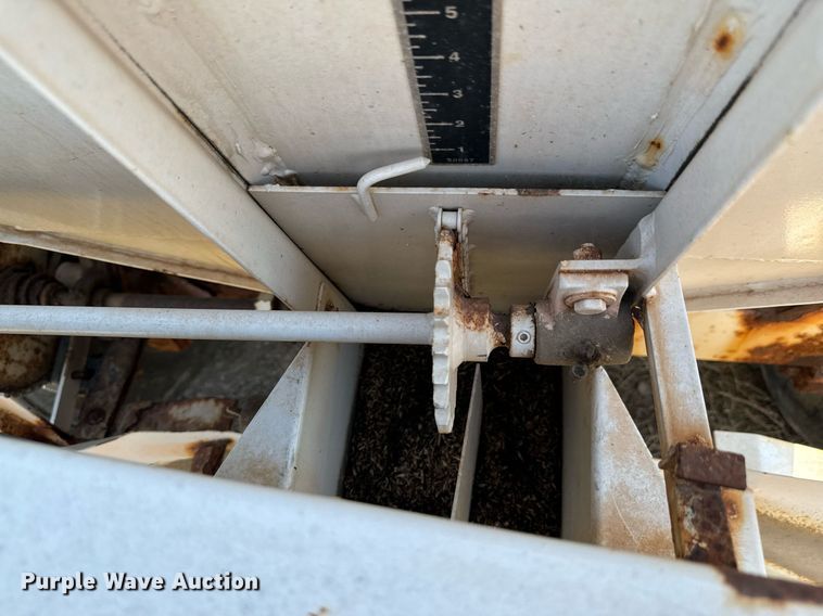 image for item JE9373 Willmar Super 800 spreader