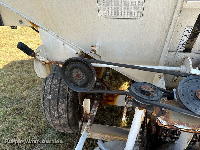 image for item JE9374 Willmar Super 800 spreader