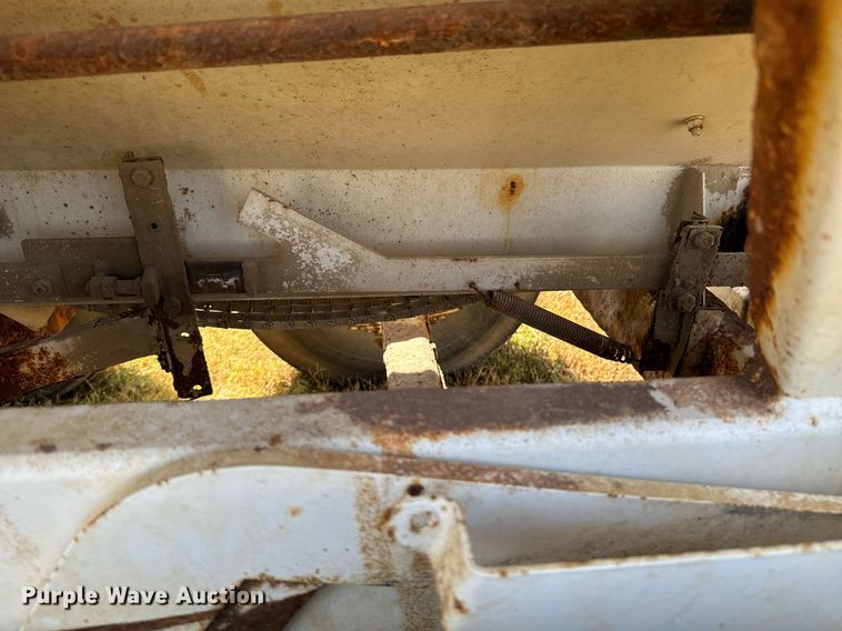 image for item JE9374 Willmar Super 800 spreader