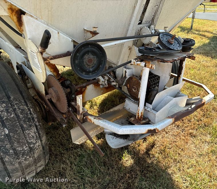 image for item JE9374 Willmar Super 800 spreader