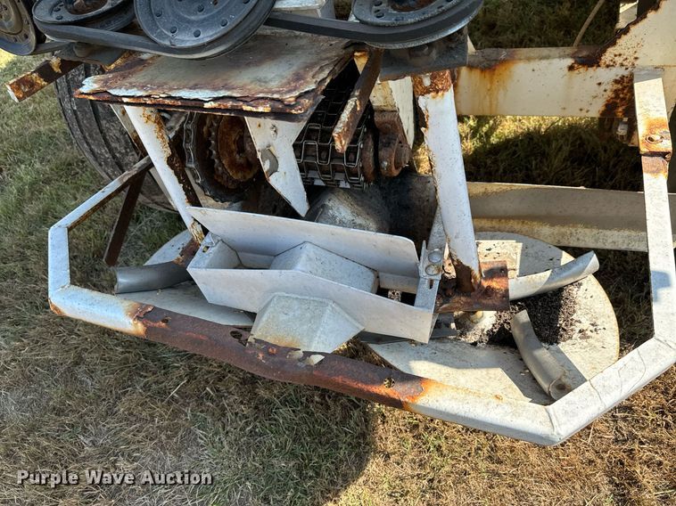 image for item JE9374 Willmar Super 800 spreader