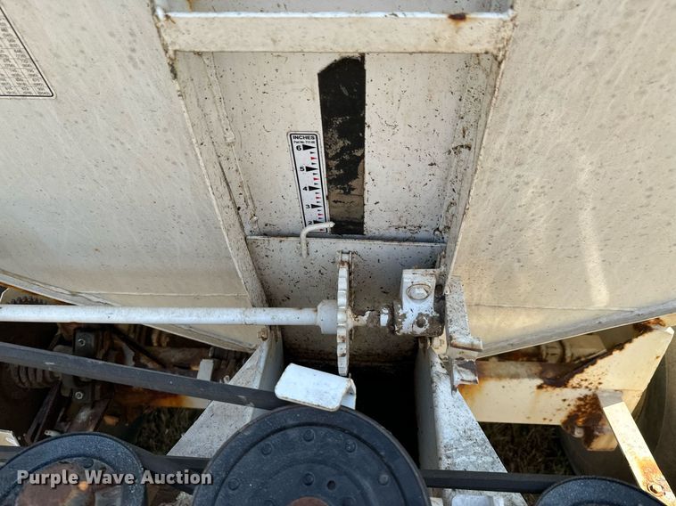 image for item JE9374 Willmar Super 800 spreader