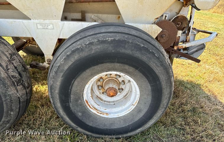 image for item JE9374 Willmar Super 800 spreader