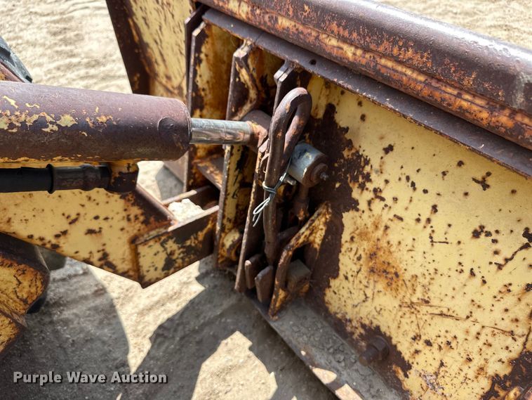 image for item OM9526 1978 New Holland L775 skid steer loader