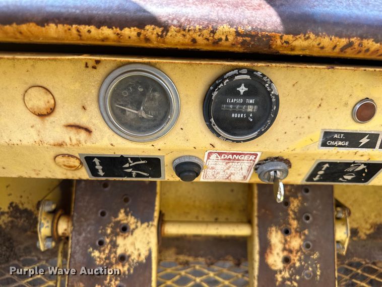 image for item OM9526 1978 New Holland L775 skid steer loader