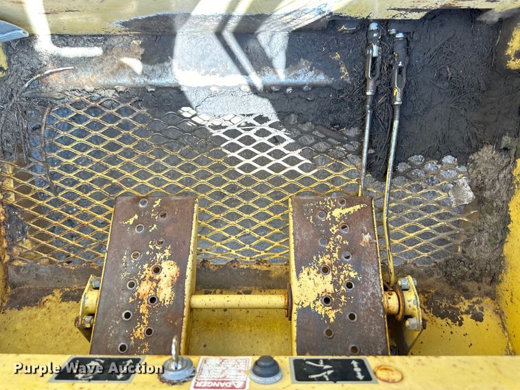 image for item OM9526 1978 New Holland L775 skid steer loader