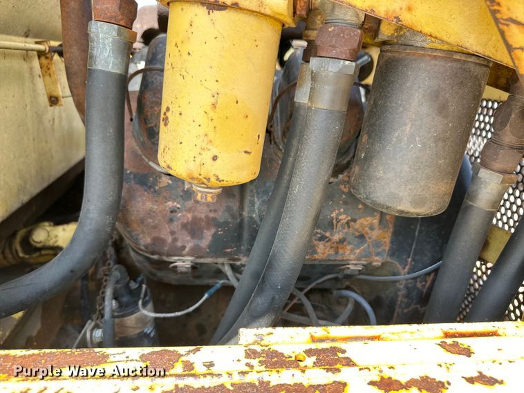 image for item OM9526 1978 New Holland L775 skid steer loader