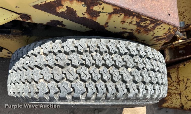 image for item OM9526 1978 New Holland L775 skid steer loader