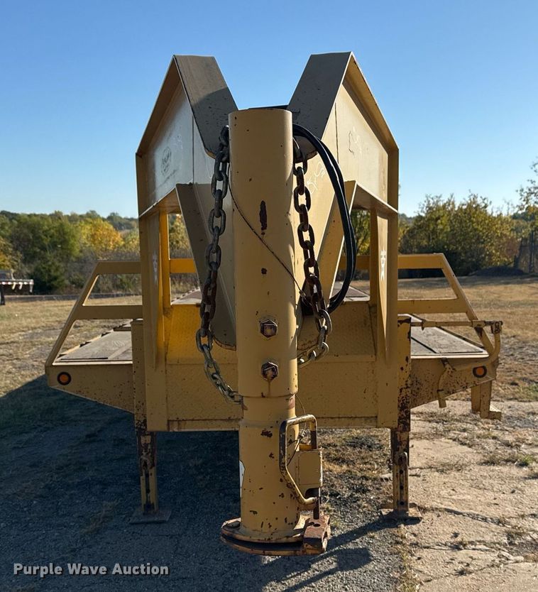 image for item DO7587 2005 Lonestar flatbed trailer