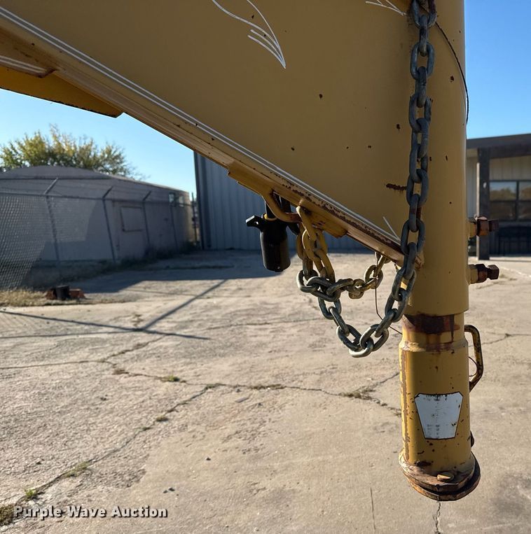 image for item DO7587 2005 Lonestar flatbed trailer