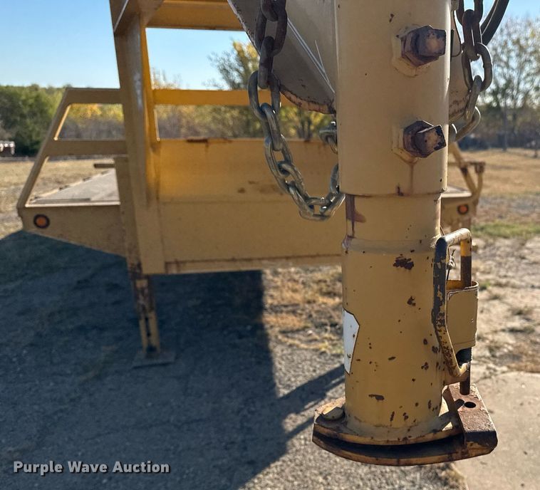 image for item DO7587 2005 Lonestar flatbed trailer