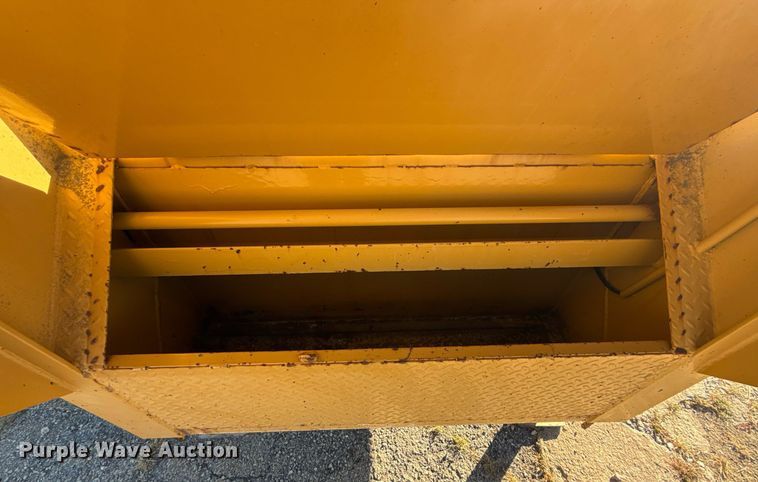 image for item DO7587 2005 Lonestar flatbed trailer