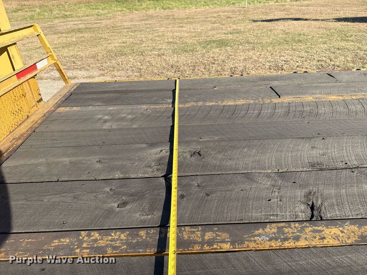 image for item DO7587 2005 Lonestar flatbed trailer