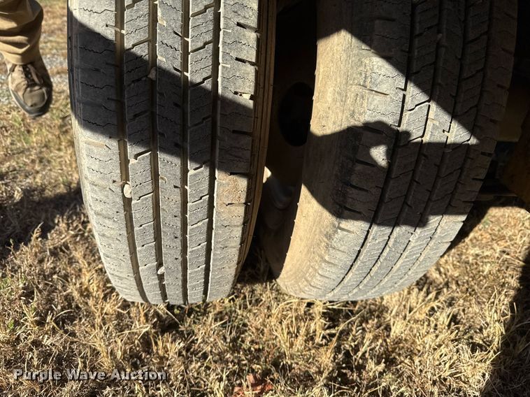 image for item DO7587 2005 Lonestar flatbed trailer