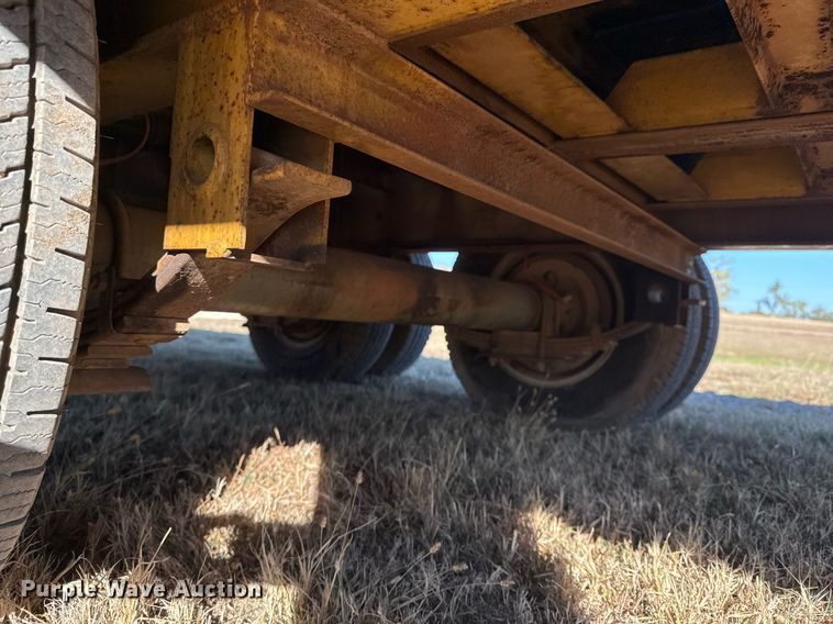 image for item DO7587 2005 Lonestar flatbed trailer