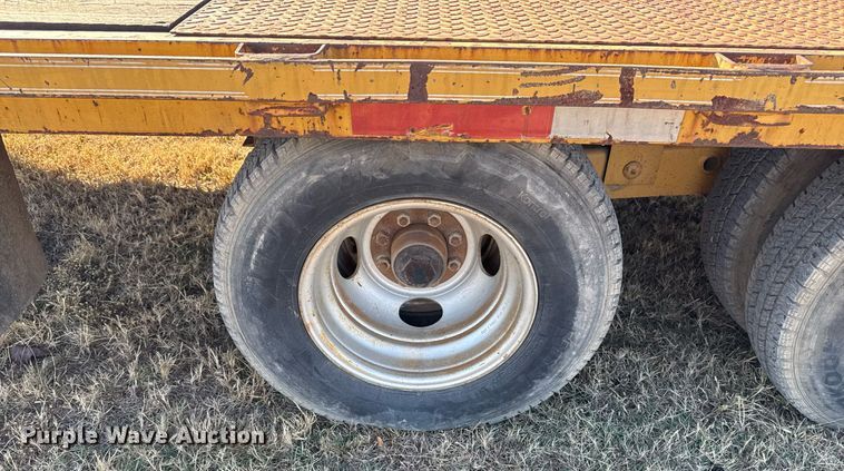 image for item DO7587 2005 Lonestar flatbed trailer