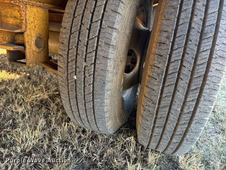 image for item DO7587 2005 Lonestar flatbed trailer