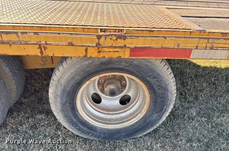 image for item DO7587 2005 Lonestar flatbed trailer