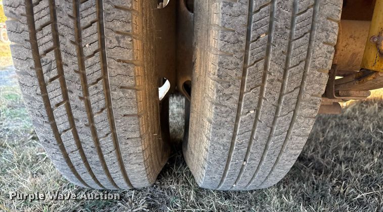 image for item DO7587 2005 Lonestar flatbed trailer