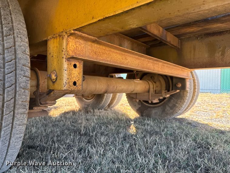 image for item DO7587 2005 Lonestar flatbed trailer