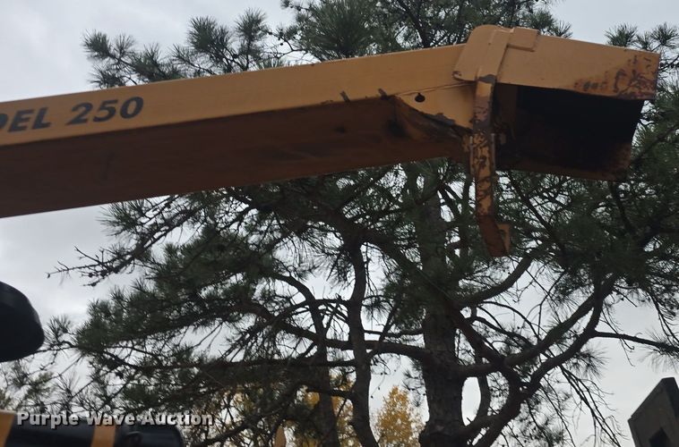 image for item DQ5275 Bandit 250 wood chipper