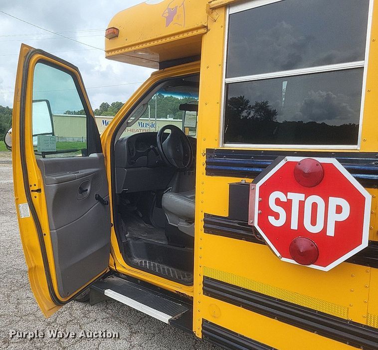 image for item DR4887 2003 Thomas E450 Super Duty  school bus