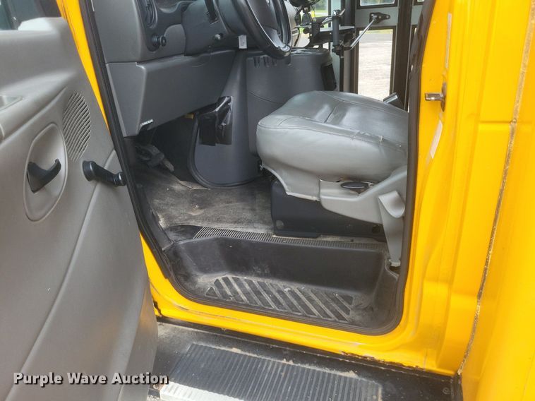 image for item DR4887 2003 Thomas E450 Super Duty  school bus