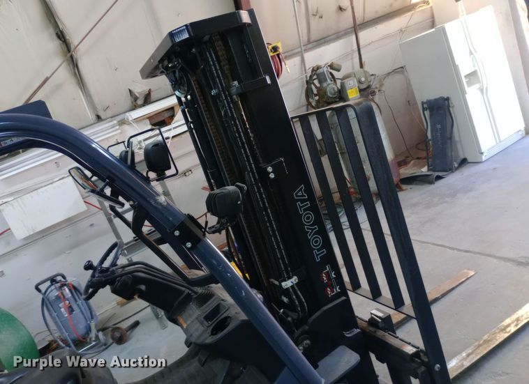 image for item DW0806 Toyota 8FGCU25 forklift