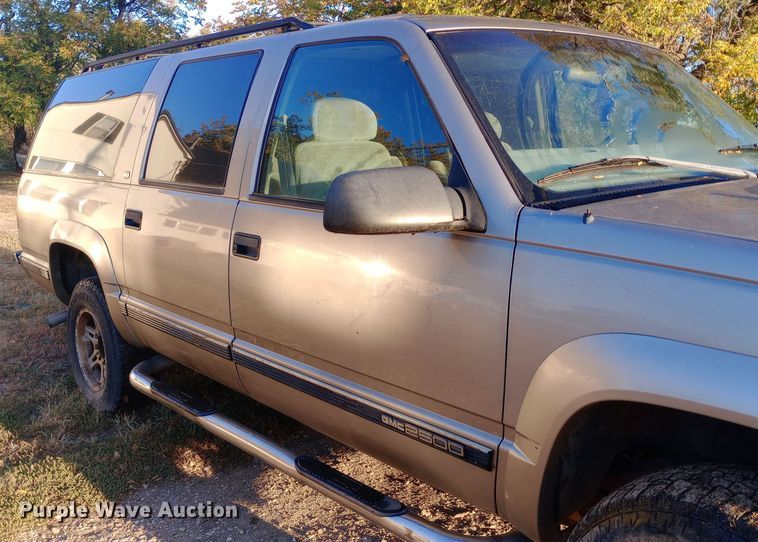 image for item DW0834 1998 GMC Suburban 2500  SUV