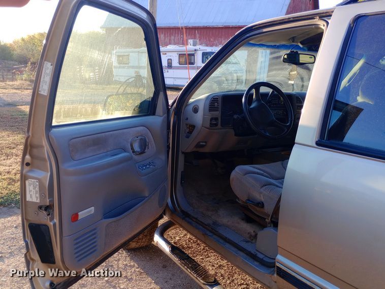 image for item DW0834 1998 GMC Suburban 2500  SUV