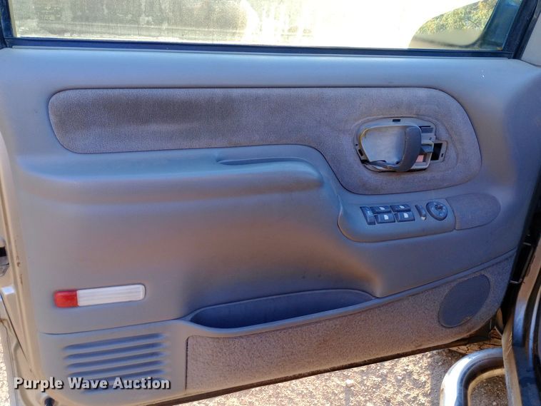 image for item DW0834 1998 GMC Suburban 2500  SUV