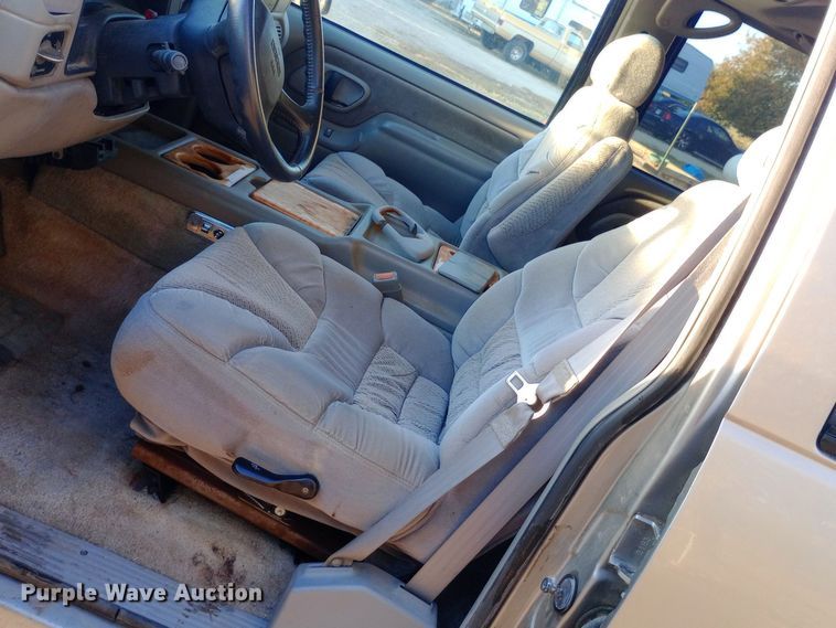 image for item DW0834 1998 GMC Suburban 2500  SUV