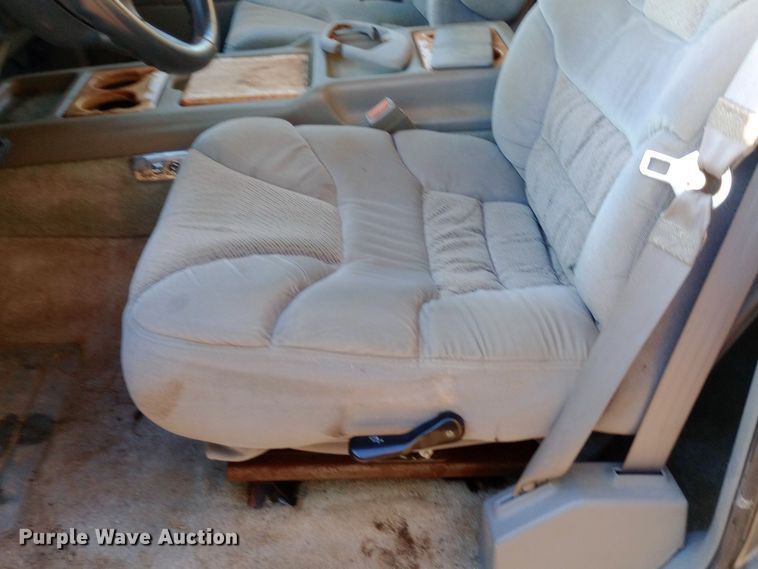 image for item DW0834 1998 GMC Suburban 2500  SUV