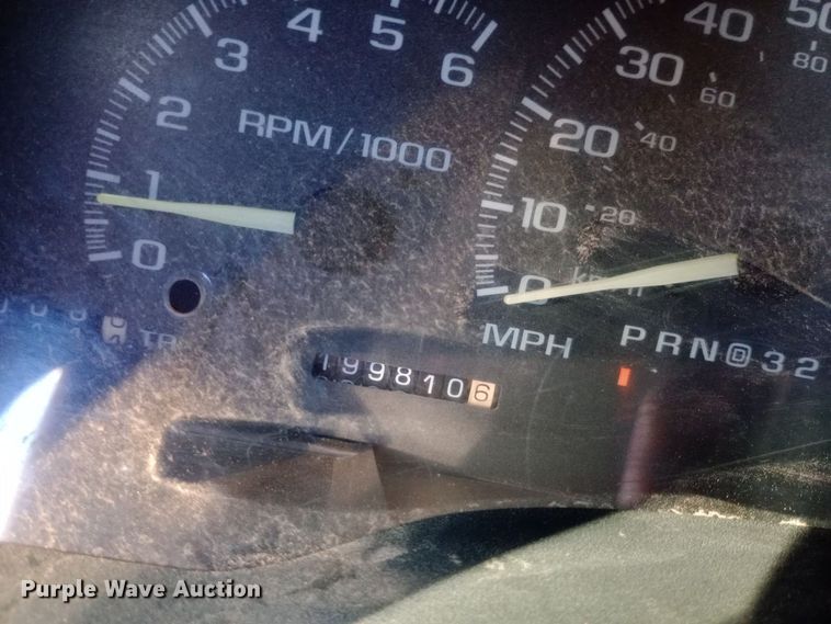 image for item DW0834 1998 GMC Suburban 2500  SUV