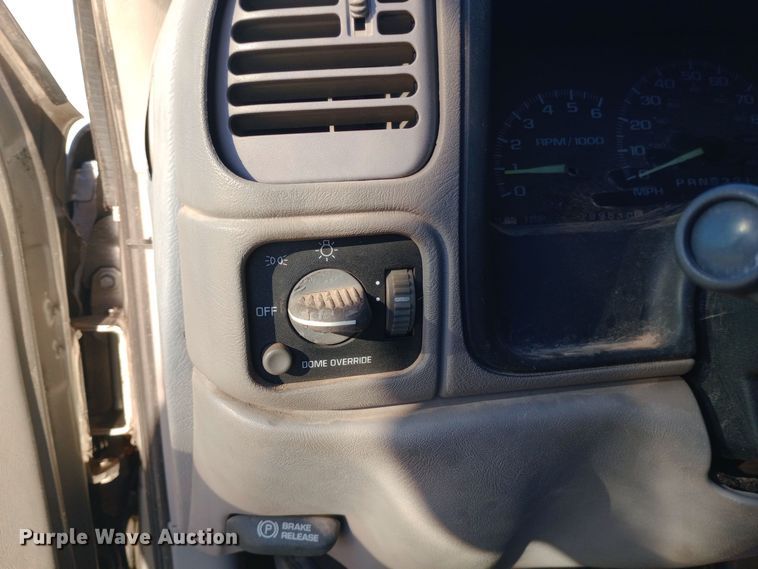 image for item DW0834 1998 GMC Suburban 2500  SUV