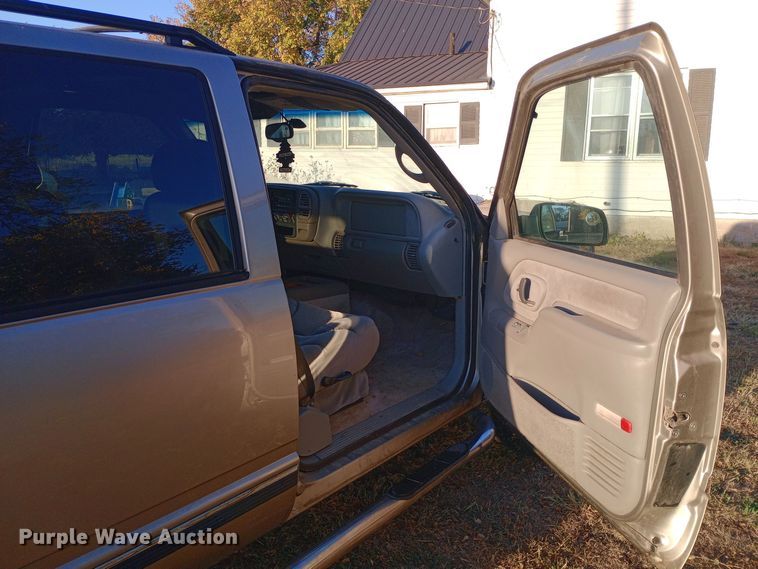 image for item DW0834 1998 GMC Suburban 2500  SUV