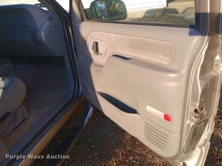 image for item DW0834 1998 GMC Suburban 2500  SUV