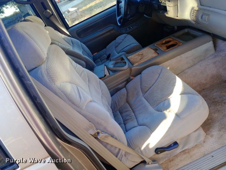 image for item DW0834 1998 GMC Suburban 2500  SUV