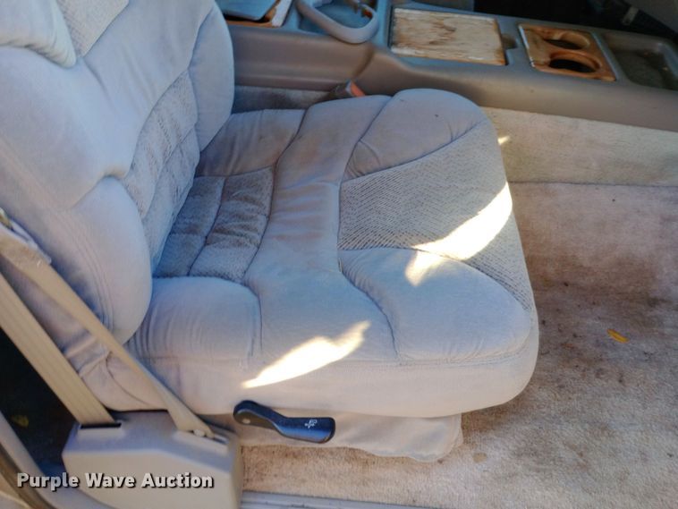 image for item DW0834 1998 GMC Suburban 2500  SUV