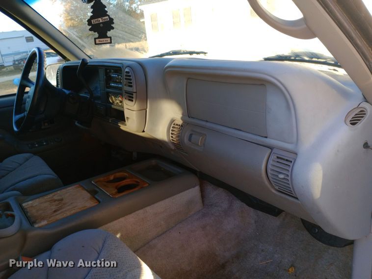 image for item DW0834 1998 GMC Suburban 2500  SUV