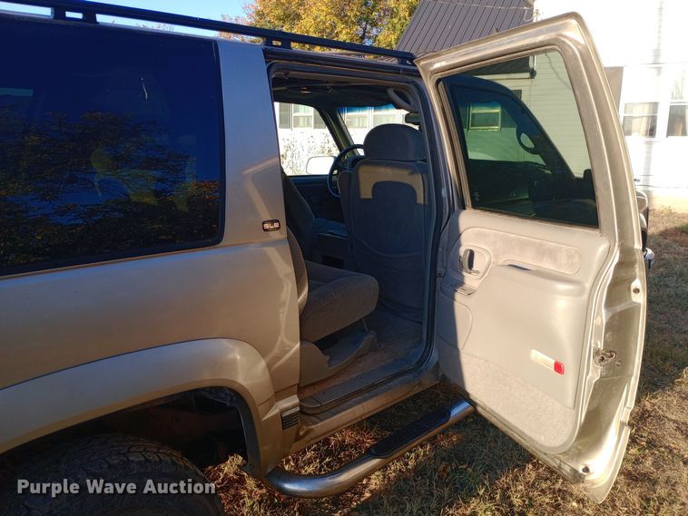 image for item DW0834 1998 GMC Suburban 2500  SUV