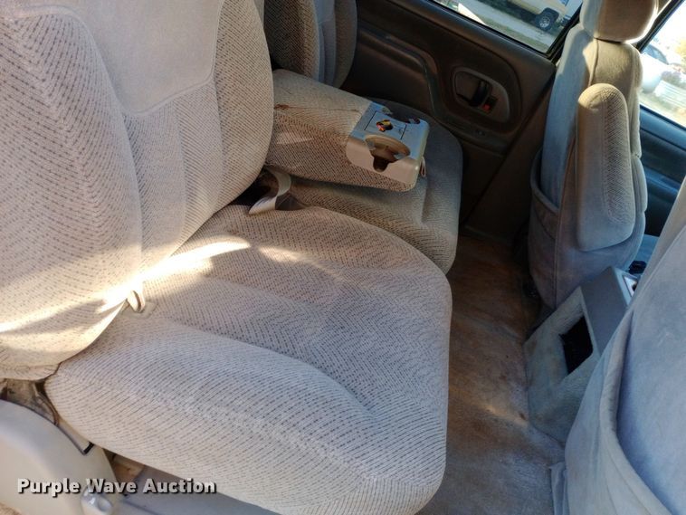 image for item DW0834 1998 GMC Suburban 2500  SUV