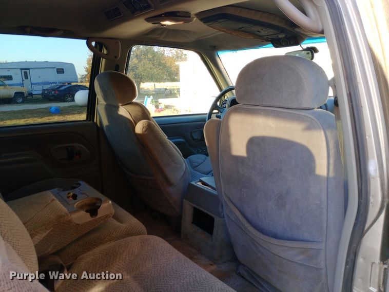 image for item DW0834 1998 GMC Suburban 2500  SUV