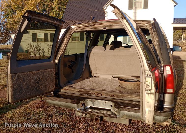 image for item DW0834 1998 GMC Suburban 2500  SUV