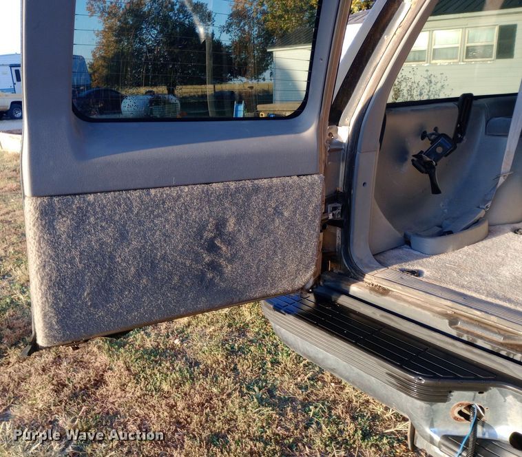 image for item DW0834 1998 GMC Suburban 2500  SUV