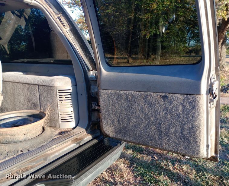 image for item DW0834 1998 GMC Suburban 2500  SUV