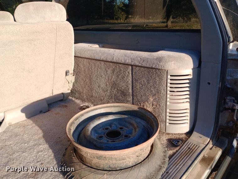 image for item DW0834 1998 GMC Suburban 2500  SUV