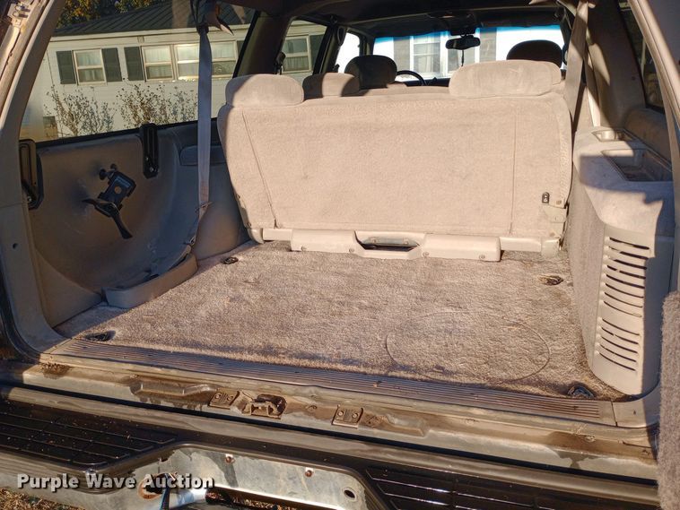 image for item DW0834 1998 GMC Suburban 2500  SUV