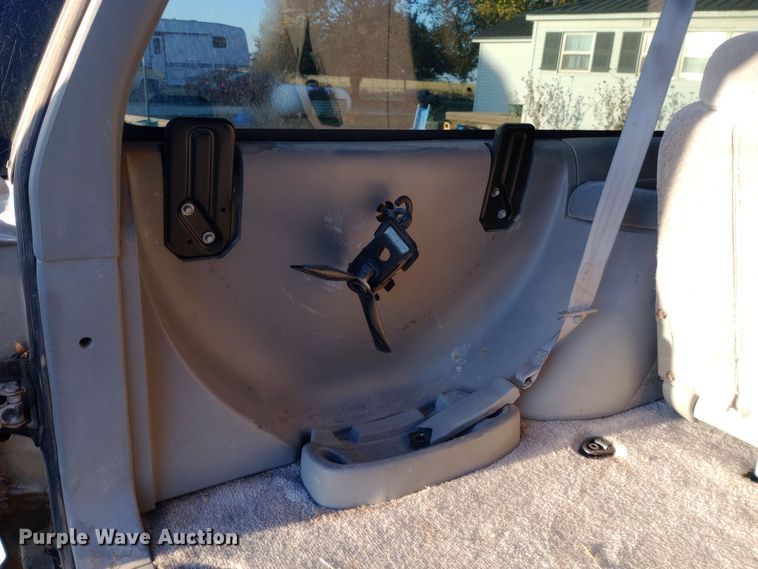 image for item DW0834 1998 GMC Suburban 2500  SUV