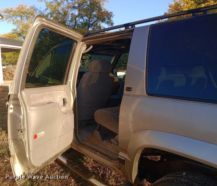 image for item DW0834 1998 GMC Suburban 2500  SUV